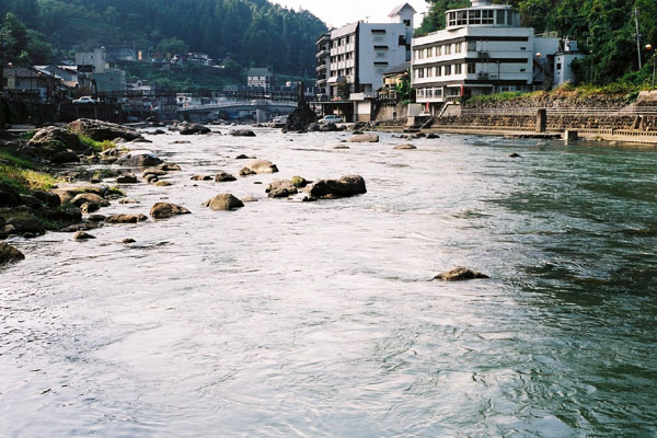 玖珠川に湧き出でる温泉の町/癒し憩い画像データベース