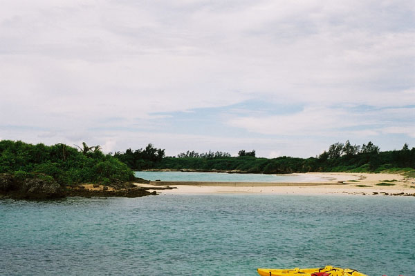 薄曇りの沖縄のビーチ/癒し憩い画像データベース