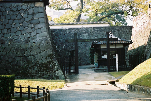 朝日が射す熊本城の石垣