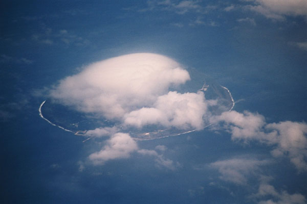 雲を被った伊豆の大島