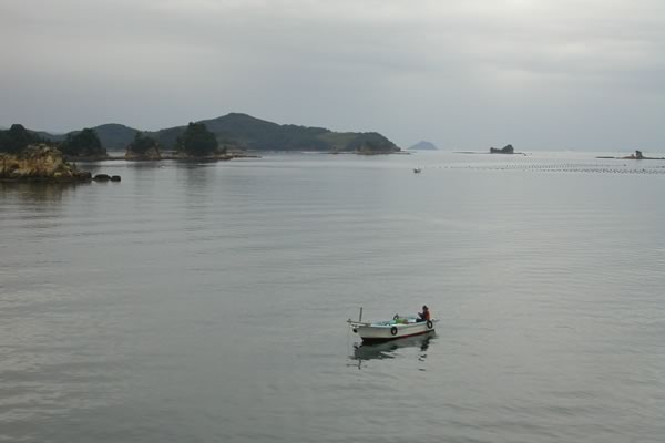 南九十九島と小さな漁船