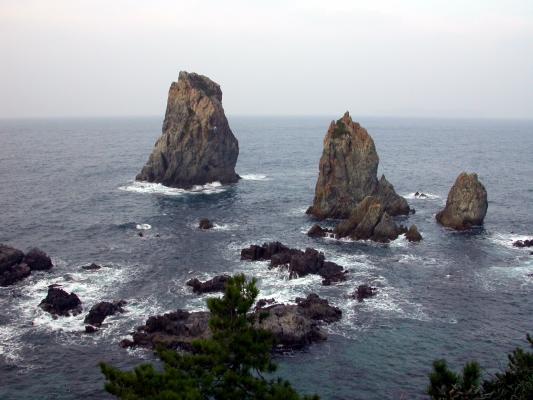 青海島のカモメ岩と十六羅漢