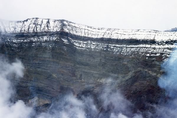 雪化粧した阿蘇噴火口