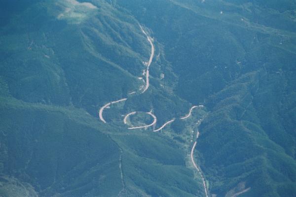 九州山脈の中を走る道路とループ橋/癒し憩い画像データベース