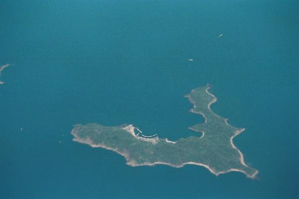 瀬戸内海の青い海に囲まれ、静かに浮く小さな島