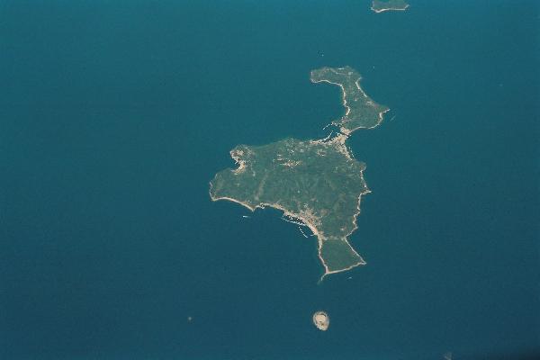 瀬戸内海の青い海に囲まれた小さな島