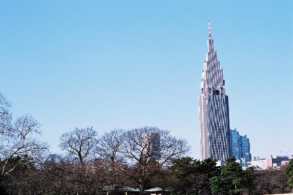 新宿御苑から見えるドコモタワー/癒し憩い画像データベース
