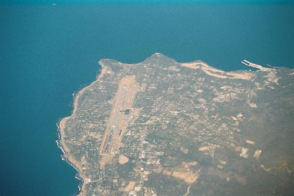 伊豆の大島、青い海岸線と飛行場