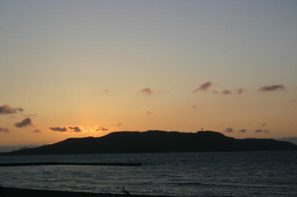 博多湾に浮かぶ能古島の夕映え雲