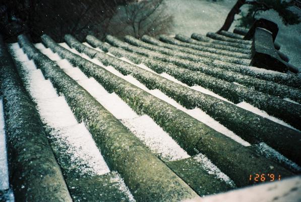 丸岡城・天守閣の石造りの屋根と積もった雪