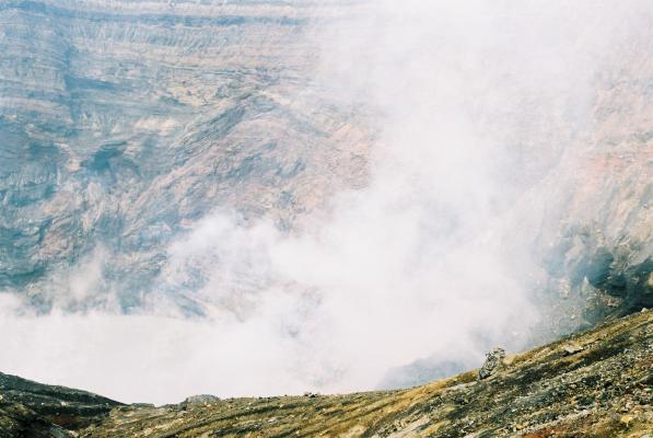 阿蘇の中岳、噴火口から湧き上がる火山の白煙