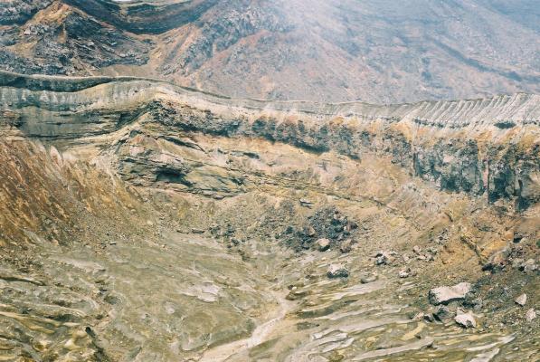 阿蘇の中岳、幾重にも重なる、噴火口の荒涼たる岩壁