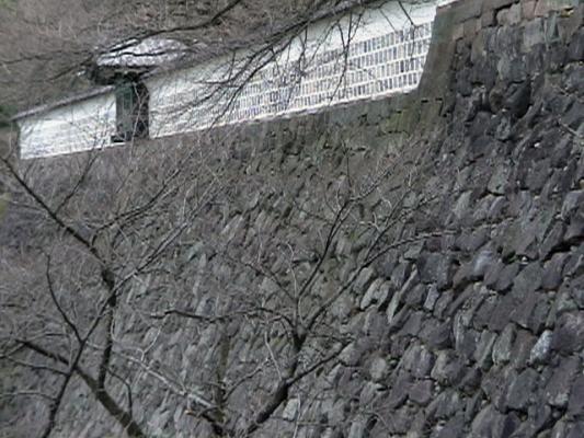 金沢城の高い石垣と長い壁