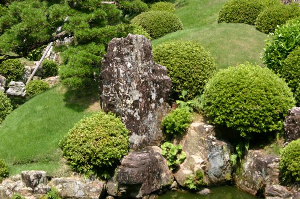 龍潭寺の庭園、西側の仁王石