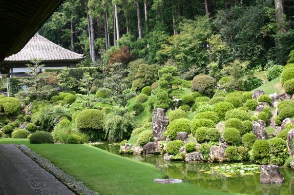 龍潭寺の本堂から望む庭園