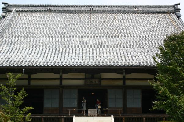 重厚な瓦屋根を持つ龍潭寺の本堂