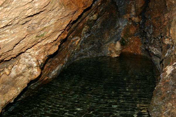 竜ヶ岩鍾乳洞、地下の泉、長寿の泉に伝うさざ波