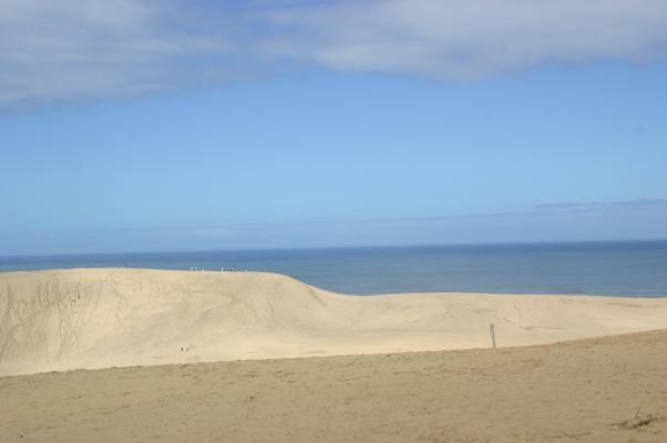 鳥取砂丘の「馬の背」と青い初秋の日本海
