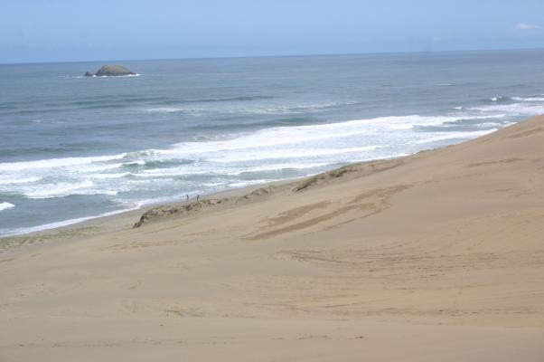 初秋の青い日本海の白波と鳥取砂丘