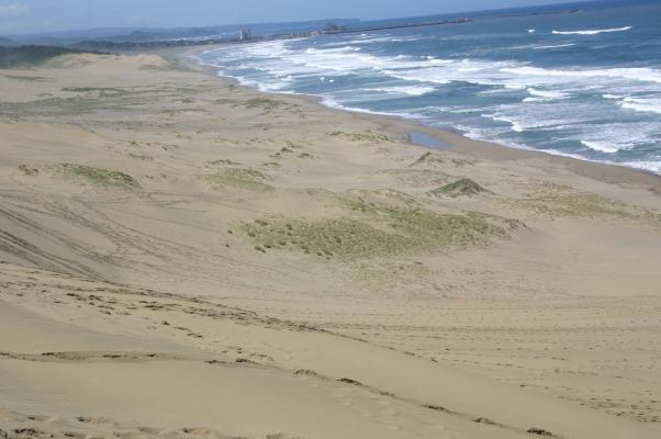 日本海からの白波が寄せ来る、秋の鳥取砂丘