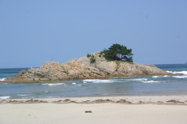 「山陰の松島」と呼ばれている浦富海岸、鳥居と松が立つ小島