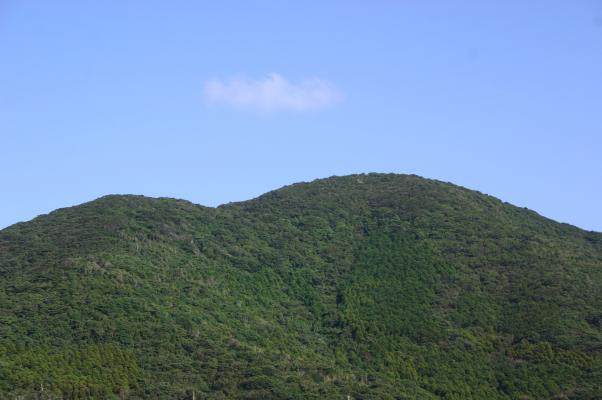 五島列島の福江島、なだらかな丘と秋空の浮き雲