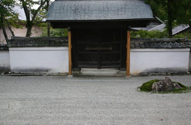 常栄寺の南溟庭と勅使門