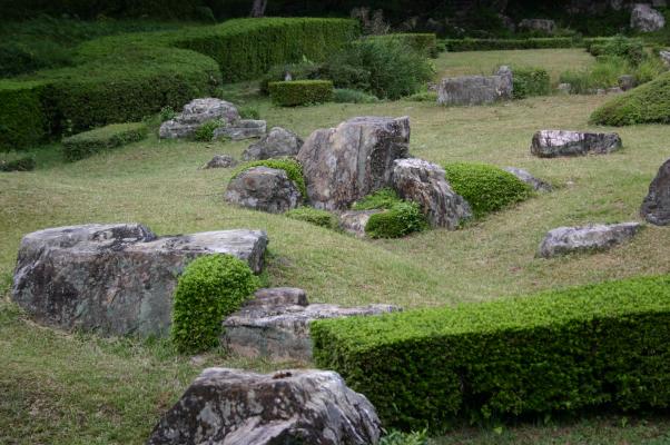 常栄寺の庭園（雪舟庭）、内庭に置かれた仏石