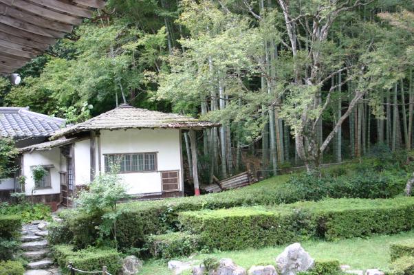 常栄寺の庭園（雪舟庭）、外庭の茶屋と竹林