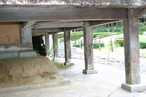 常栄寺を支える礎石と土塁