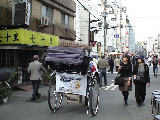 浅草の町を走る人力車