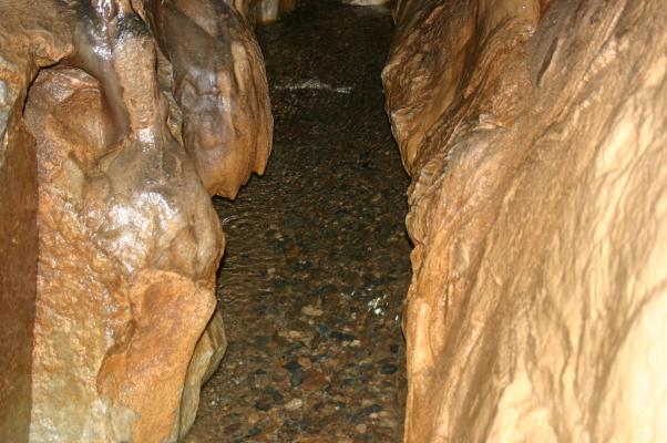 千仏鍾乳洞の中を流れる地下川
