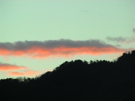 山の端にかかる朝焼け雲
