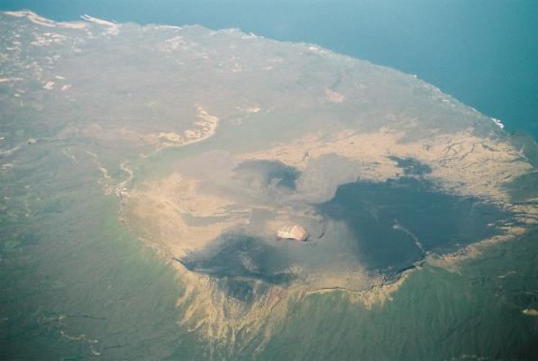 伊豆大島と三原山の噴火口