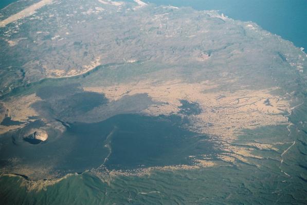 三原山の噴火口と溶岩流
