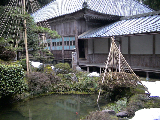 瀧谷寺の小池と雪吊り