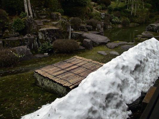 瀧谷寺の残雪と名勝庭園