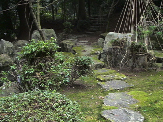 瀧谷寺の龍泉庭と飛び石の道