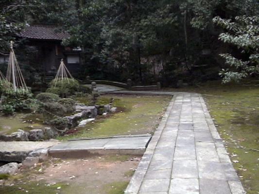 瀧谷寺の総門への石畳