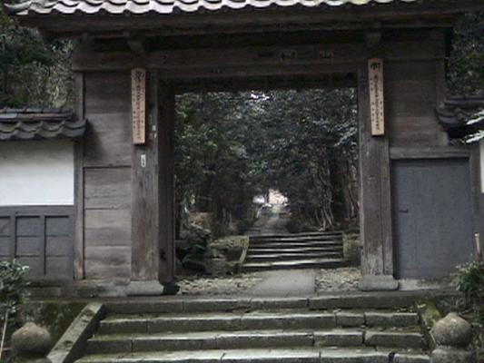 瀧谷寺の総門と長い参道