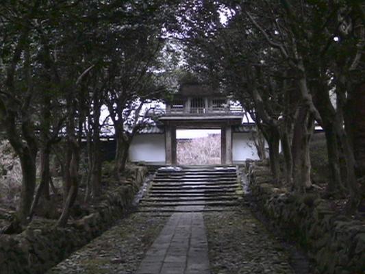 瀧谷寺への参道と鐘楼門