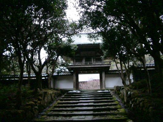 瀧谷寺の鐘楼門と登り石段