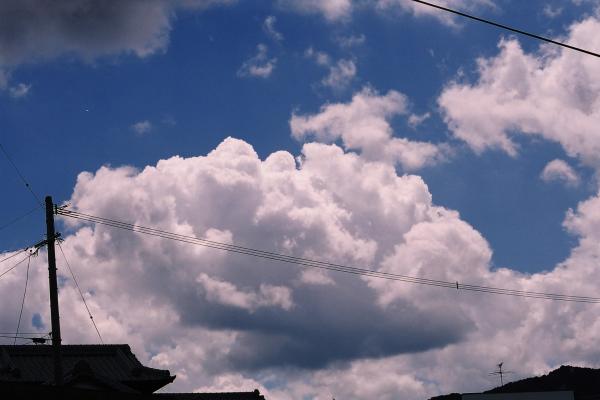 市街地の空に広がり始めた夏雲 癒し憩い画像データベース