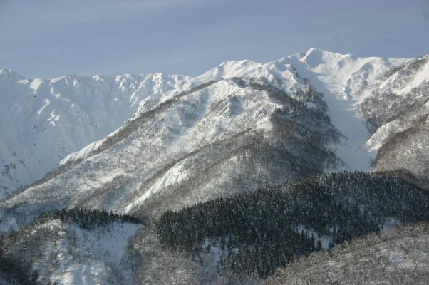 雪で覆われた高地の山並み