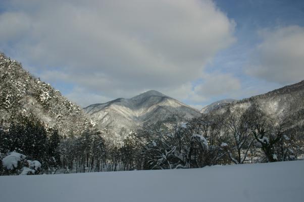 白川郷を囲む雪の山々