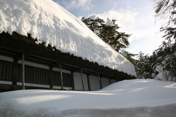 雪に囲まれた明善寺郷土館