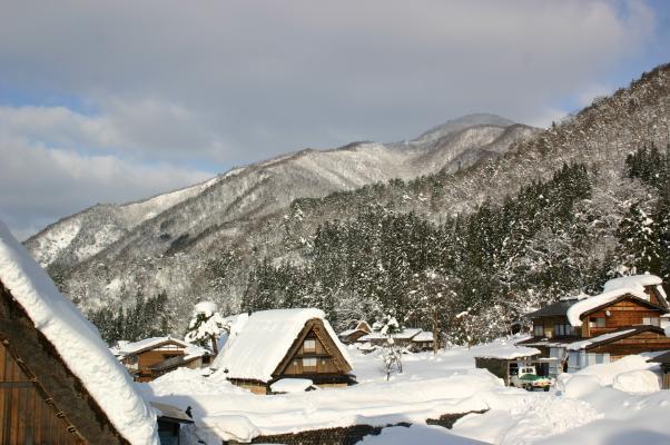雪で覆われた大晦日の白川郷