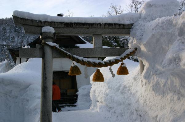 積雪に埋もれる神社の鳥居