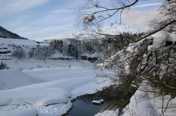 白川郷を流れる庄川の雪景色