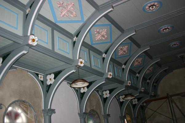 聖堂の折上げ天井と花の装飾